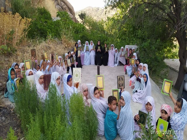 کودکان و نوجوانان روستای قلعهجی در کلاسهای روزانه آموزش قرآن کریم شرکت میکنند