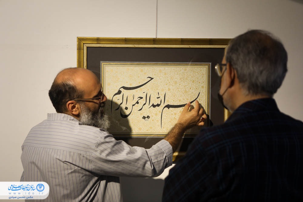 سری به تابلوهای رنگارنگ فاخر در نمایشگاه «چراغ راه» بزنید سری به تابلوهای رنگارنگ فاخر در نمایشگاه «چراغ راه» بزنید