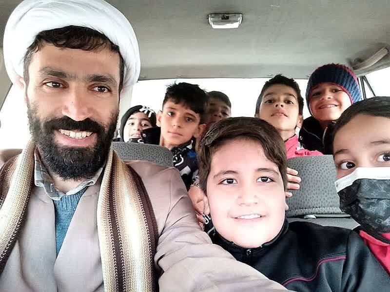 این امام محله به خانههای تک تک دانش آموزان روستا سر میزند این امام محله به خانههای تک تک دانش آموزان روستا سر میزند