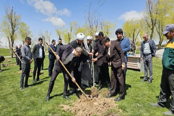 آیین درختکاری «وقف سبز» با حضور جمعی از قرآنیان در شهرکرد