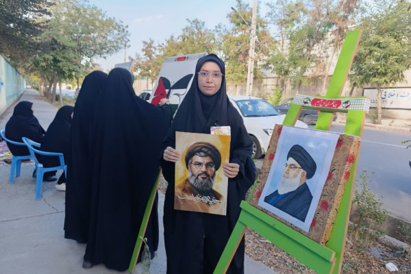 دیوارنگاری با موضوع "جبهه مقاومت" توسط گروه "دختران حاج قاسم" در پارس‌آباد