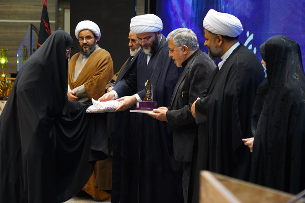 خدمت به اهل‌بیت (ع) و تربیت نسل‌های آینده، رسالت یک مادر انقلابی است