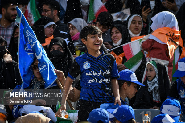 Mass Recitation of “Hello Commander” Anthem at Azadi Stadium in Tehran
