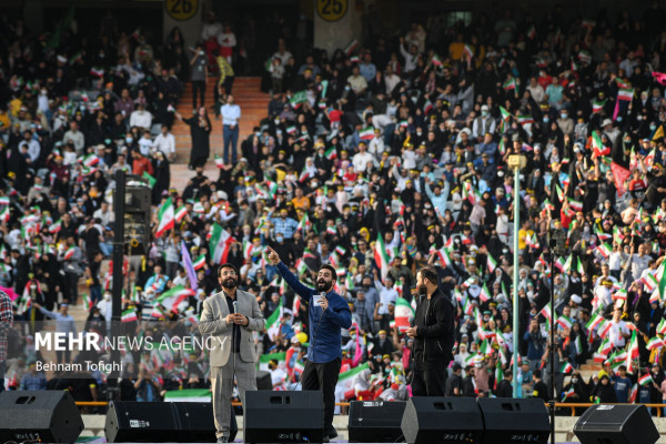 Mass Recitation of “Hello Commander” Anthem at Azadi Stadium in Tehran