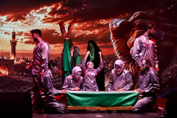 مستند نمایش «قائد» در نقاط مختلف شهر تهران به روی صحنه رفت