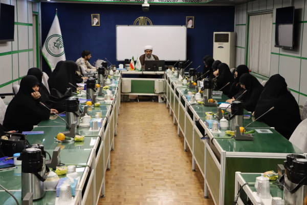 نشست هم‌اندیشی جمعی از مدیران حوزه‌های علمیه خواهران با حضور حجت‌الاسلام حریزاوی برگزار شد