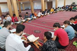 رمضان در محلات سنندج با صدای تلاوت کودکان جان گرفت